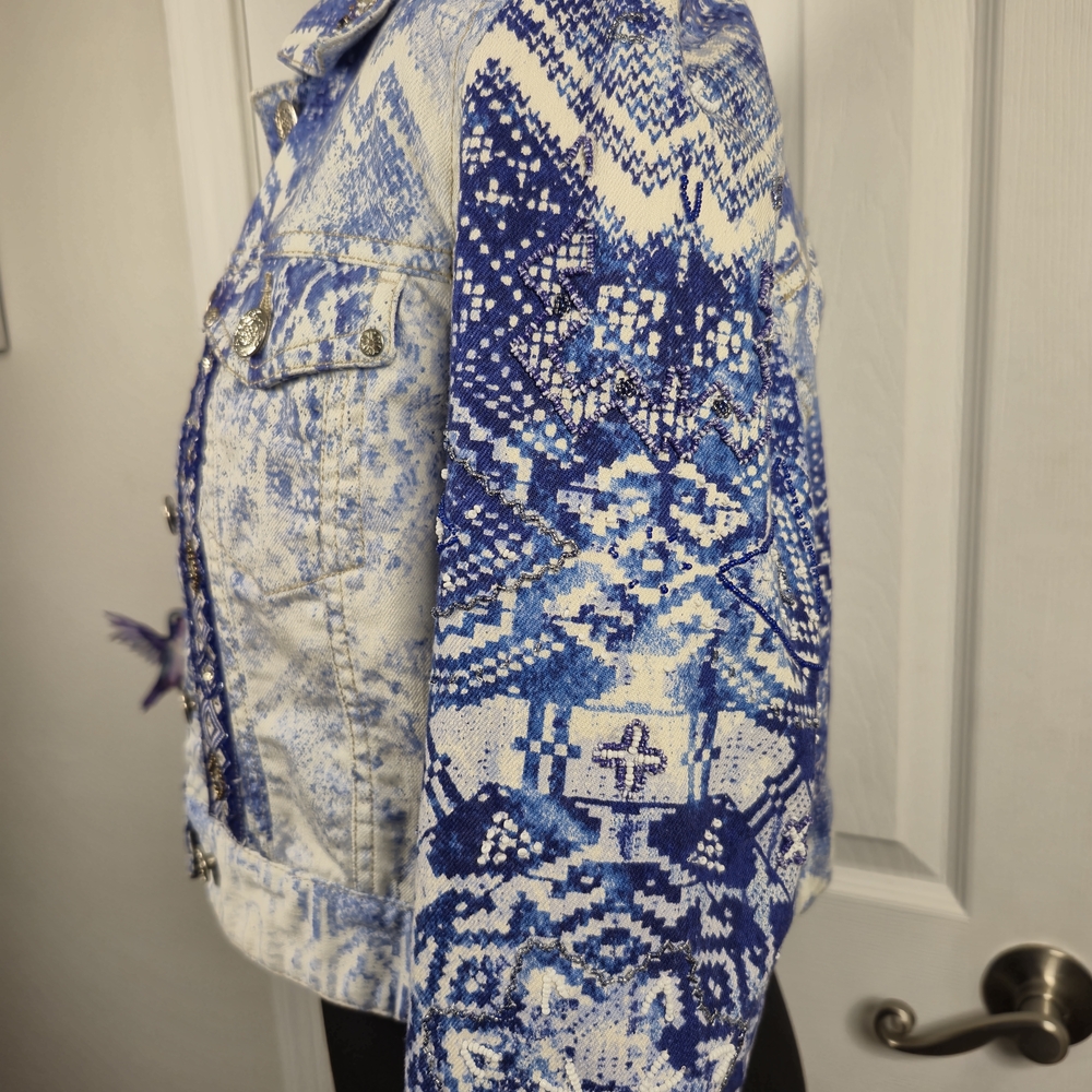 Chico's Beaded Aztec Print Blue Patterned Cropped Trucker Denim Jacket Size XS - Picture 4 of 8